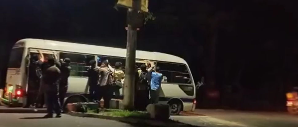 Motorista de la ruta 38-A pone en riesgo a pasajeros sobrecargando microbús 