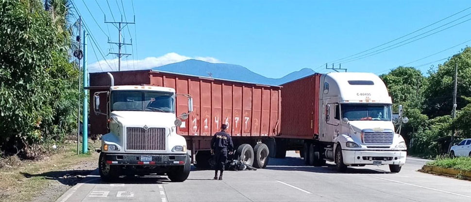 Moto queda debajo de llantas de rastra en fuerte choque en la carretera a Sonsonate