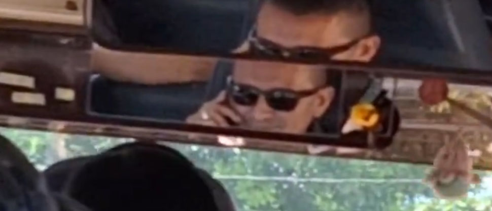 Denuncian a busero que arriesga la vida de usuarios al hablar por teléfono mientras manejaba
