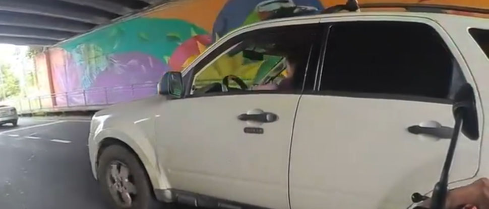 Imponen multa a automovilista sorprendido utilizando el teléfono mientras conducía