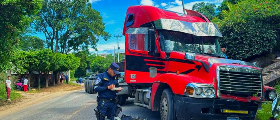 Peatón fallece tras choque de rastras en carretera a Santa Ana