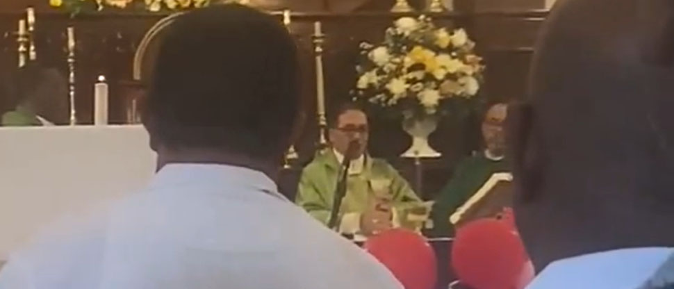 Sacerdote se viraliza por tener una voz muy similar a la de “Gokú”