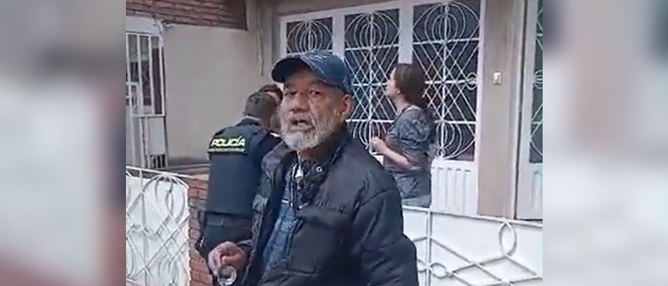 Cría cuervos: 2 Mujeres echan a su anciano padre a la calle tras quitarle su casa