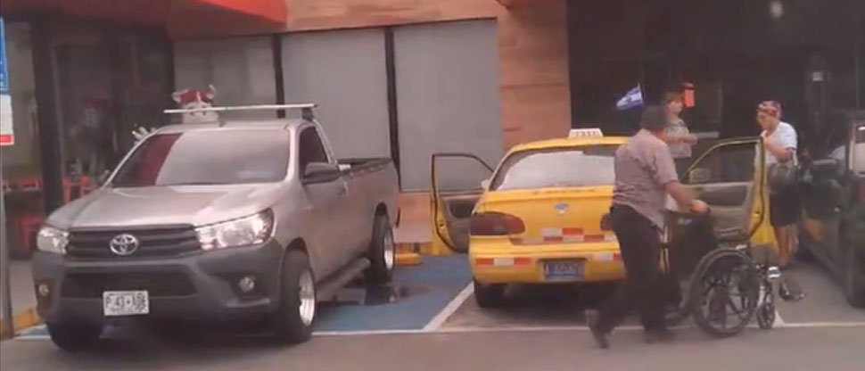 Piden los “3 Doritos después” para conductor que se estacionó en espacio para personas con discapacidad
