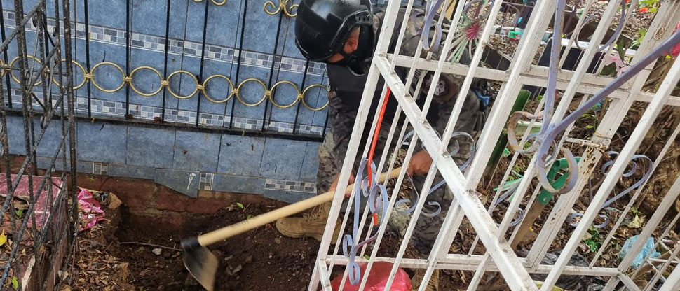 Localizan un chaleco antibalas y municiciones escondidos en el cementerio de Acajutla