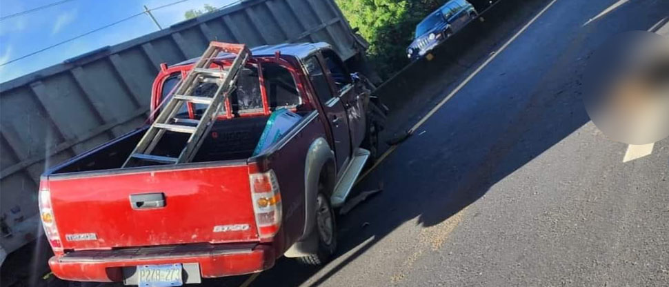 Pick up acaba empotrado en separadores de carril tras intentar no atropellar a un perrito