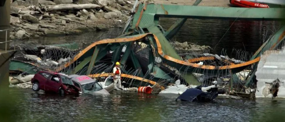 Tres fallecidos y 4 heridos es el saldo del colapso de puente que sería demolido en Estados Unidos