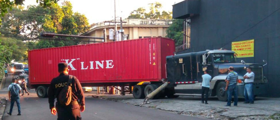 Rastra derriba poste del tendido eléctrico cerca del motel El Oso bloqueando el tráfico