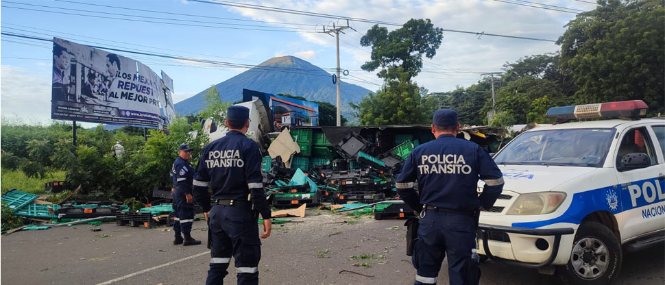 Rastra se sale de la vía y su carga queda regada por toda a carretera en San Miguel