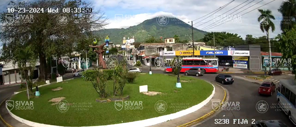 Captan instante cuando bus le arranca la defensa a carro en el redondel Torogoz