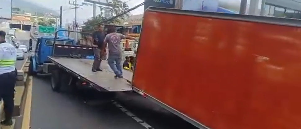 Retiran contenedor que se desprendió de un camión en la avenida Jerusalén Sur