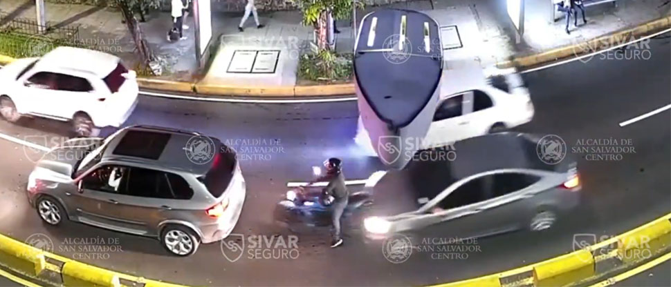 Señorita automovilista se pasa llevando a un motociclista y lo presiona contra camioneta 