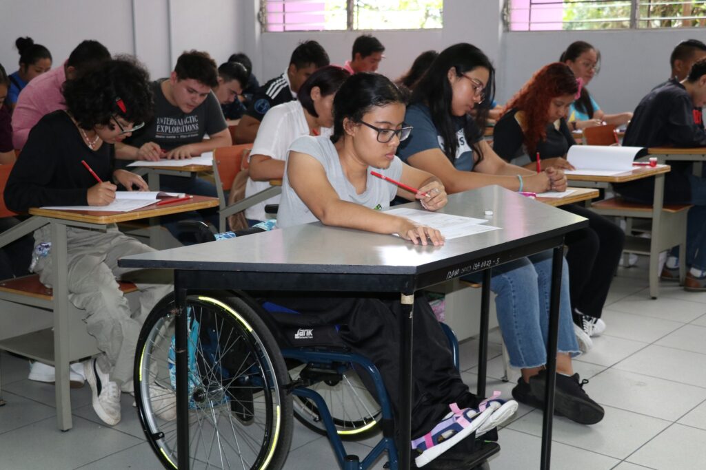 UES recibe a 53 estudiantes con discapacidad en Prueba de Conocimiento General para ingreso 2025