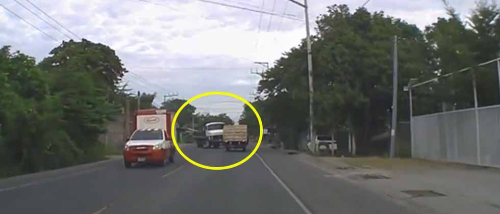 Captan el momento exacto del fatal accidente de tránsito en Chalatenango