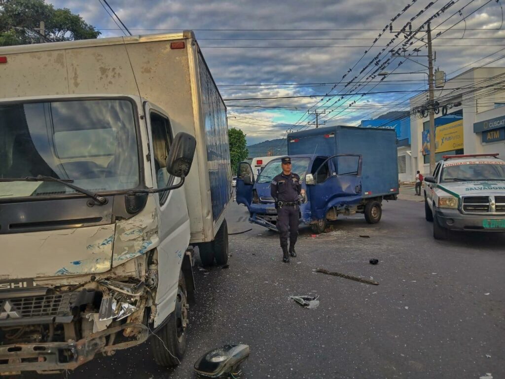 Conductor de camión queda atrapado entre los hierros retorcidos tras fuerte accidente en San Salvador