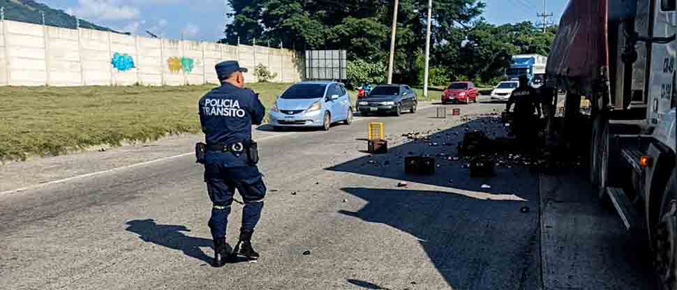 Conductor de rastra realiza mala maniobra y provoca cierre parcial de la carretera