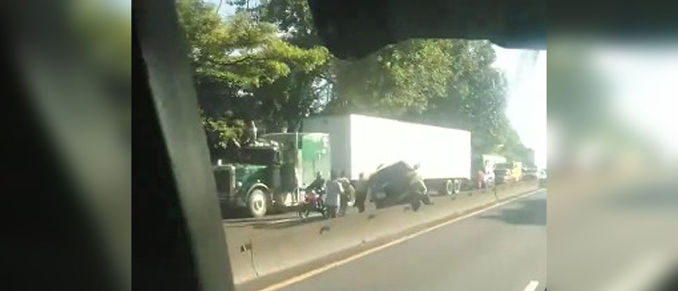 Vehículo queda sobre separador de carril tras fuerte accidente en carretera a Sonsonate