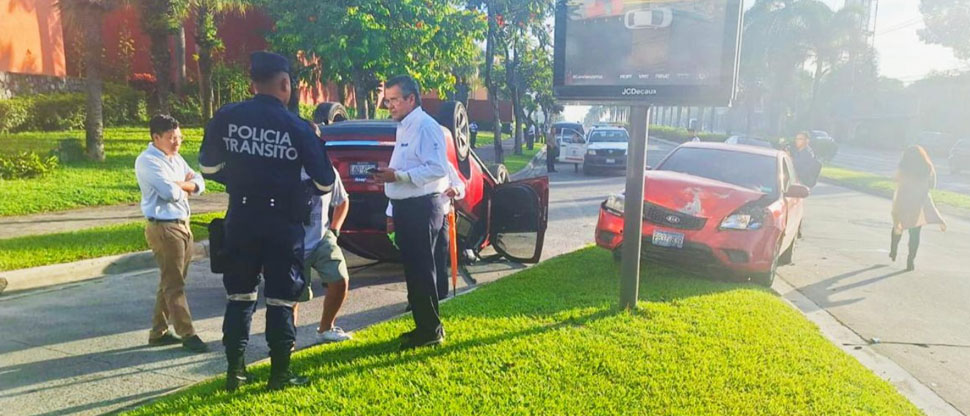 Imprudencia al volante deja un vehículo volcado en redondel de las Naciones Unidas