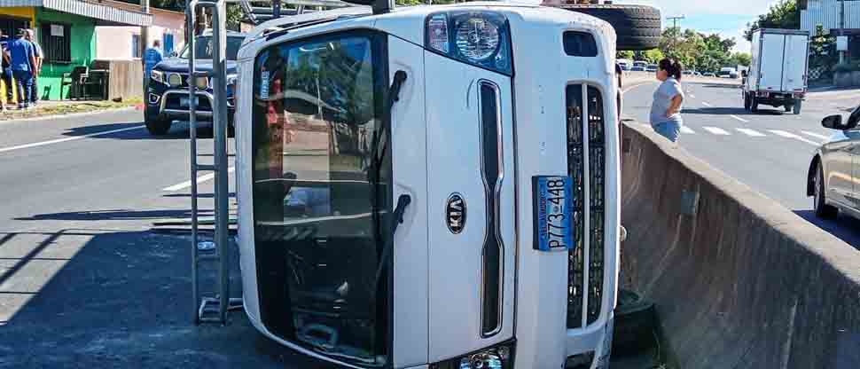 Conductor de camión pierde el control  y deja varios lesionados