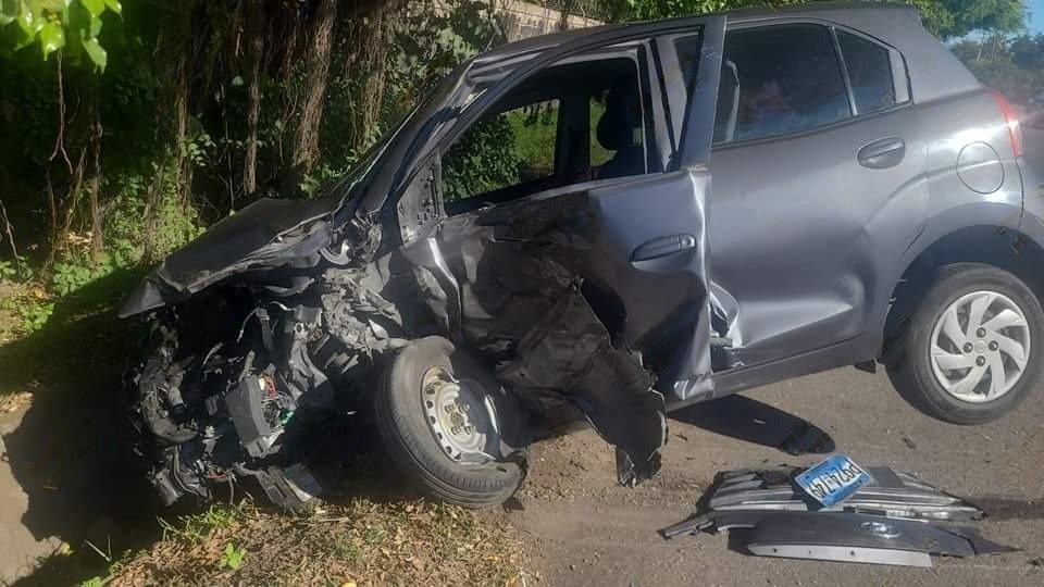 Aparatoso accidente deja un lesionado en carretera a Acajutla