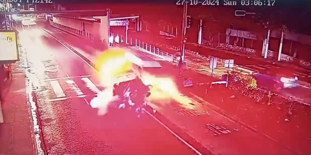 Microbús impacta fuertemente contra ambulancia por no cederle el paso