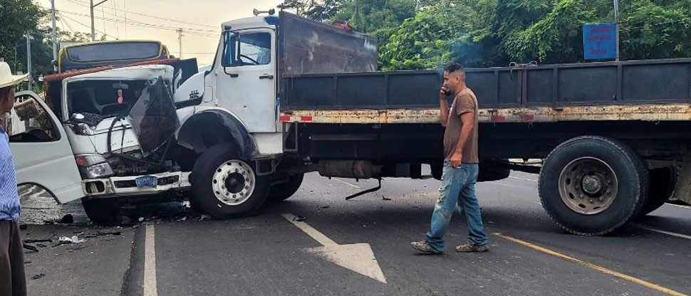 Fuerte accidente de tránsito entre dos camiones deja un conductor fallecido