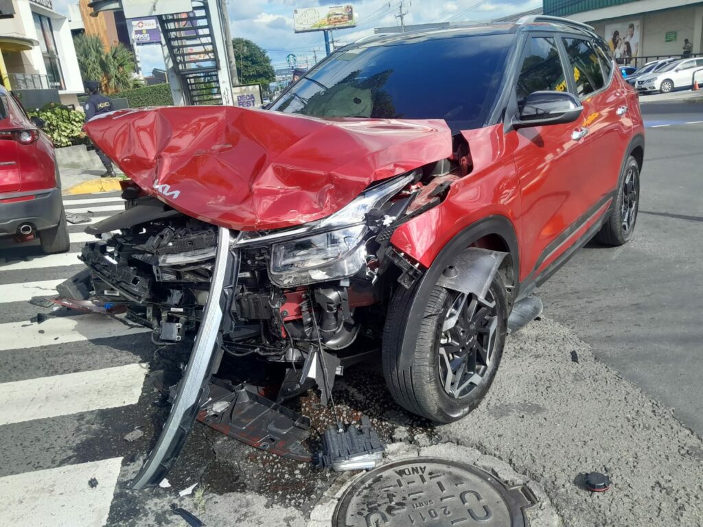 Dos lesionados deja aparatoso accidente de tránsito en colonia Escalón