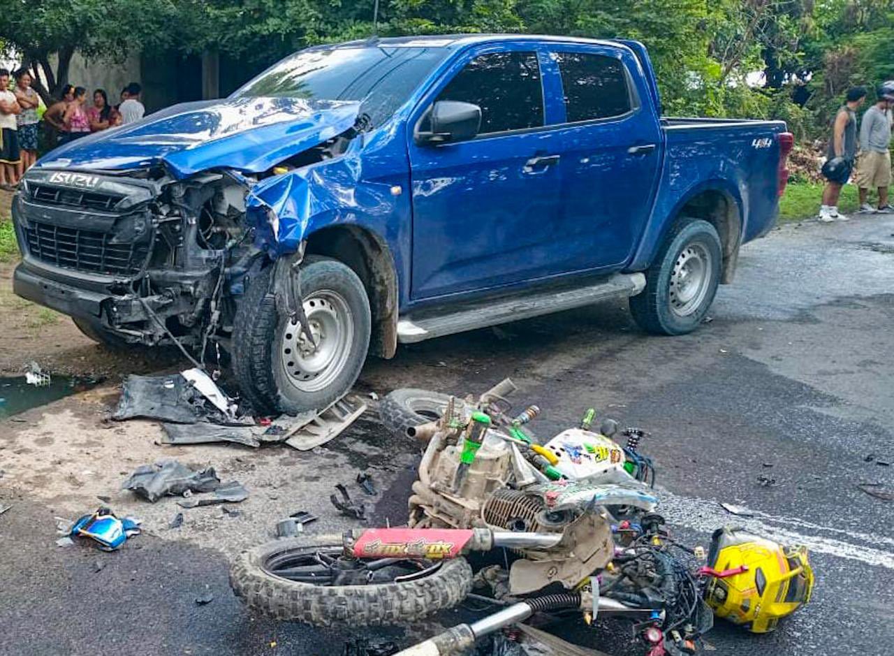 Motociclista muere al chocar contra pick up en Chalatenango