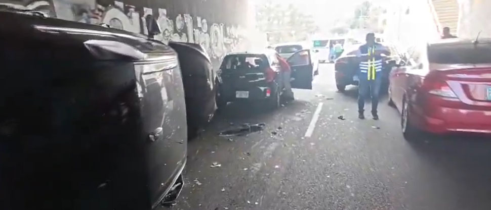 Varias personas lesionadas dejan un múltiple accidente de tránsito en avenida las Amapolas