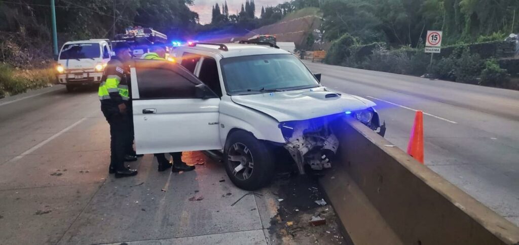 Pick up se estrella contra separadores sobre carretera Panamericana