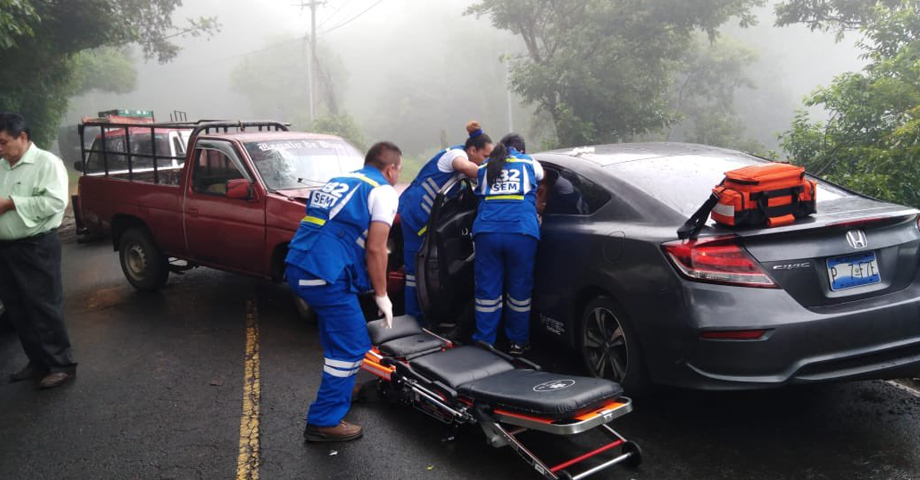 Hombre resulta con múltiples lesiones tras grave accidente en carretera al Cerro Verde, Santa Ana