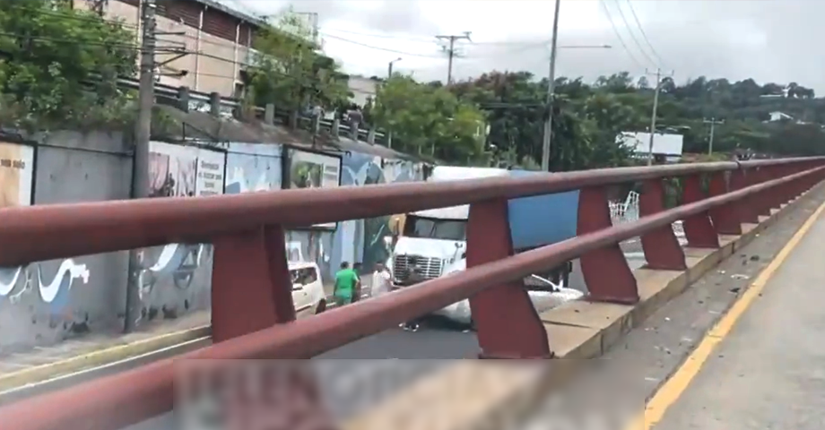 Reportan accidente entre tráiler y un sedan sobre la 49 avenida Sur