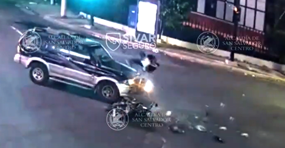 Maniobra imprudente provoca accidente y deja un lesionado de gravedad en San Salvador