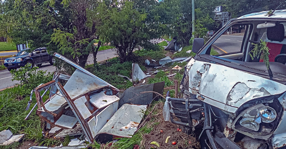 Reportan varios lesionados tras aparatoso accidente en carretera a Comalapa