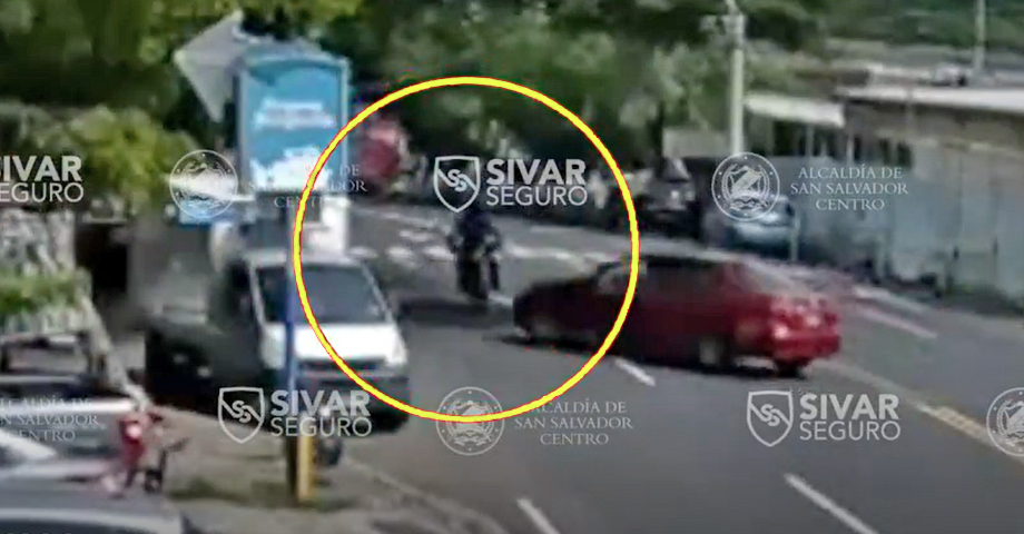 Conductor hace giro imprudente y embiste a motociclista en San Salvador