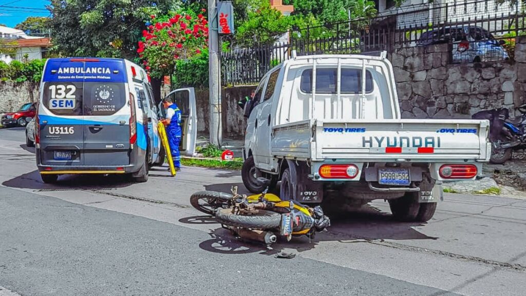 Motociclista resulta lesionado tras ser embestido por un camión en San Salvador