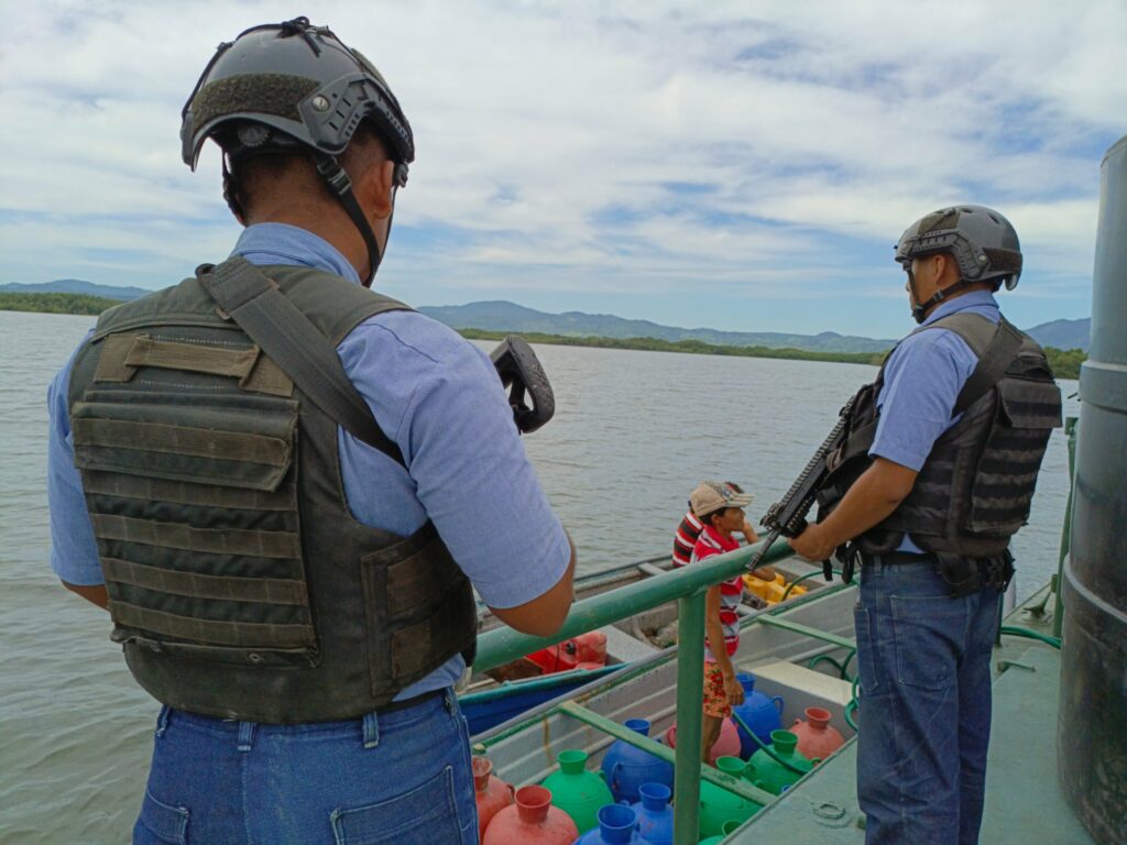 Marina Nacional lleva más de mil galones de agua potable a familias de Isla Perico