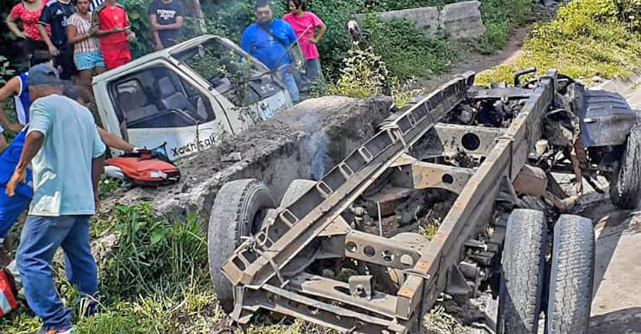 Reportan fuerte accidente en la curva el Papaturro, carretera al Puerto La Libertad
