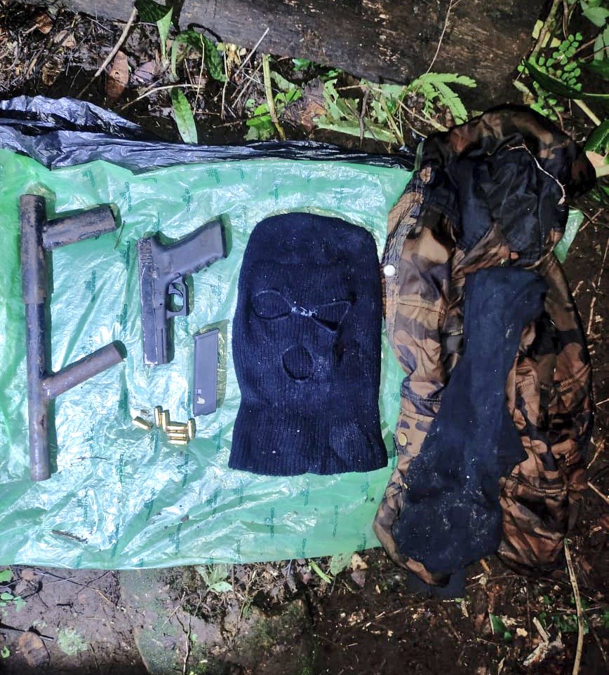 Encuentran indumentaria criminal en calidad de abandono en Tacuba