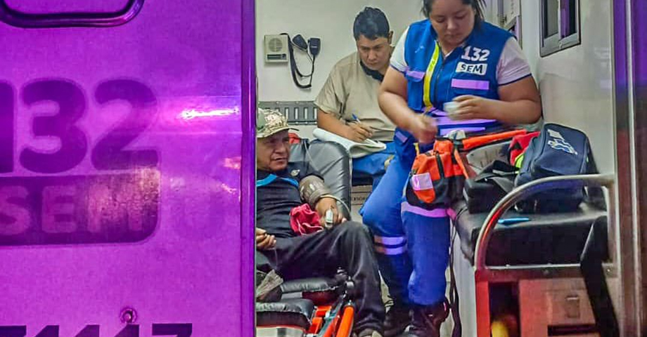 Atienden a ciclista que resultó lesionado tras ser embestido en horas de la madrugada