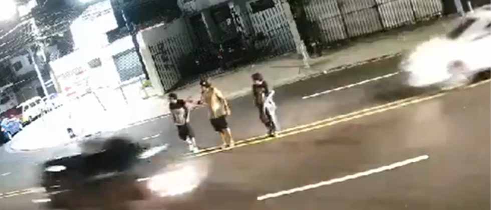 VIDEO: Denuncian a conductor que arrolló a tres jóvenes en Merliot