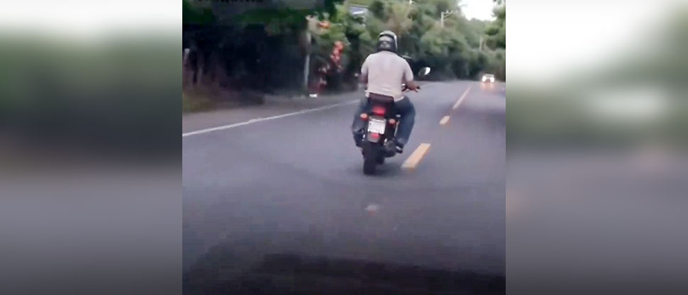 Motociclista ebrio casi provoca un accidente vial en carretera a Zacatecoluca