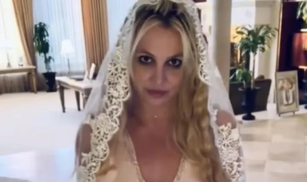Britney Spears sorprende al mundo tras anunciar que se casó consigo misma
