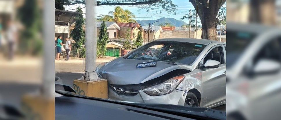 Conductor pierde el control y termina estrellándose contra un poste en Santa Ana