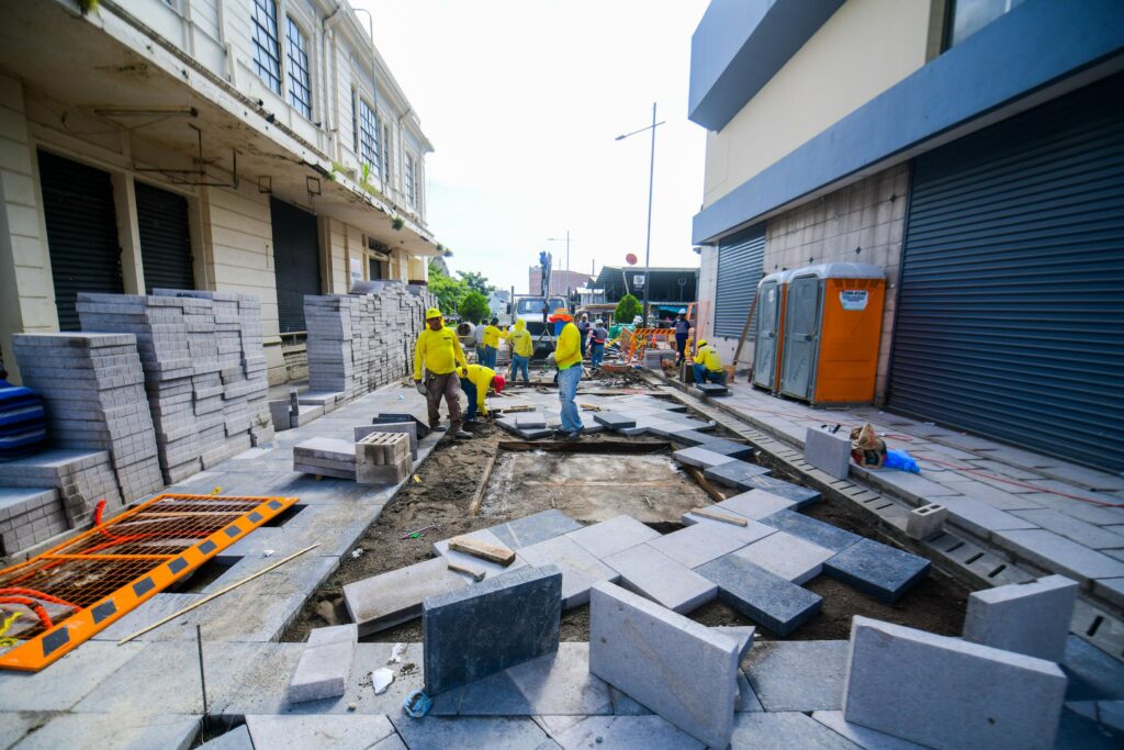 Continúan instalando cableado subterráneo en el Centro Histórico de San Salvador