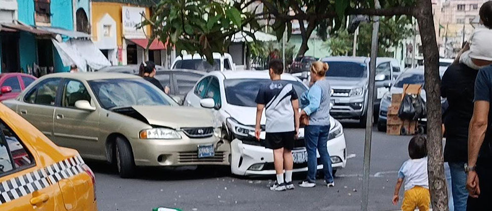 Conductor provoca accidente tras irrespetar señal de alto