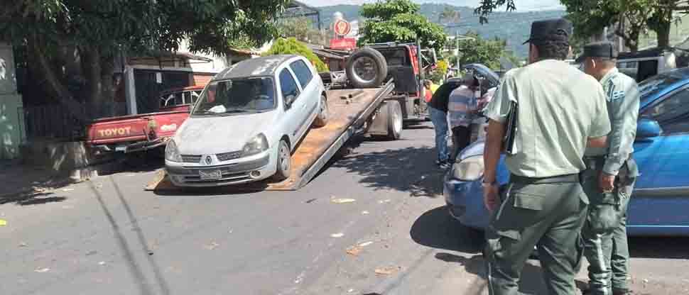 Retiran de las calles de Santa Tecla un vehículo en estado de abandono