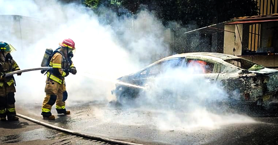 Se incendia vehículo en una zona comercial de Apopa