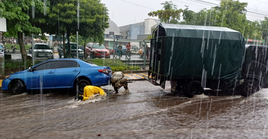 Militares intervienen para retener vehículo que era arrastrado por una corriente en Sonsonate