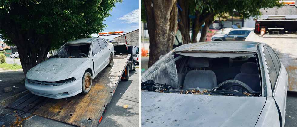 Retiran vehículos viejos abandonados en la vía pública